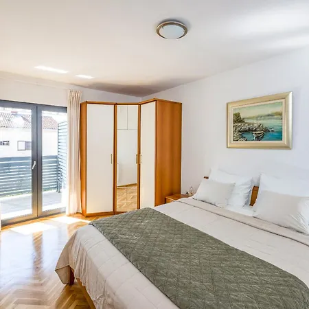 Apartment Centrally Located App With Gated Parking-milena 1 *