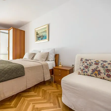 Centrally Located App With Gated Parking-milena 1 Apartment *