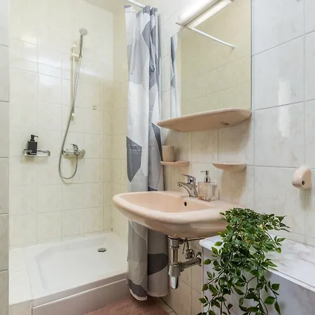 Centrally Located App With Gated Parking-milena 1 Apartman