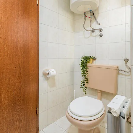 Centrally Located App With Gated Parking-milena 1 *