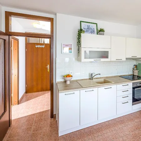 Centrally Located App With Gated Parking-milena 1 *