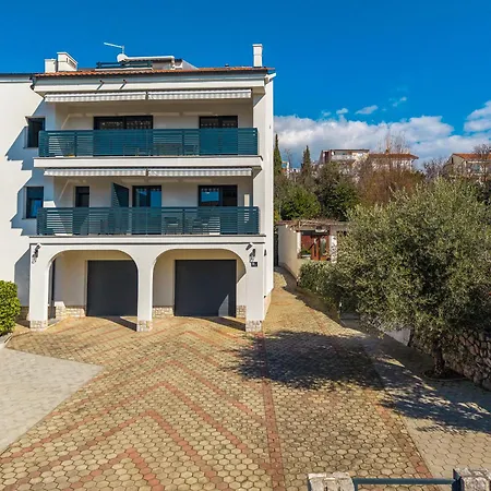 Apartman Centrally Located App With Gated Parking-milena 1